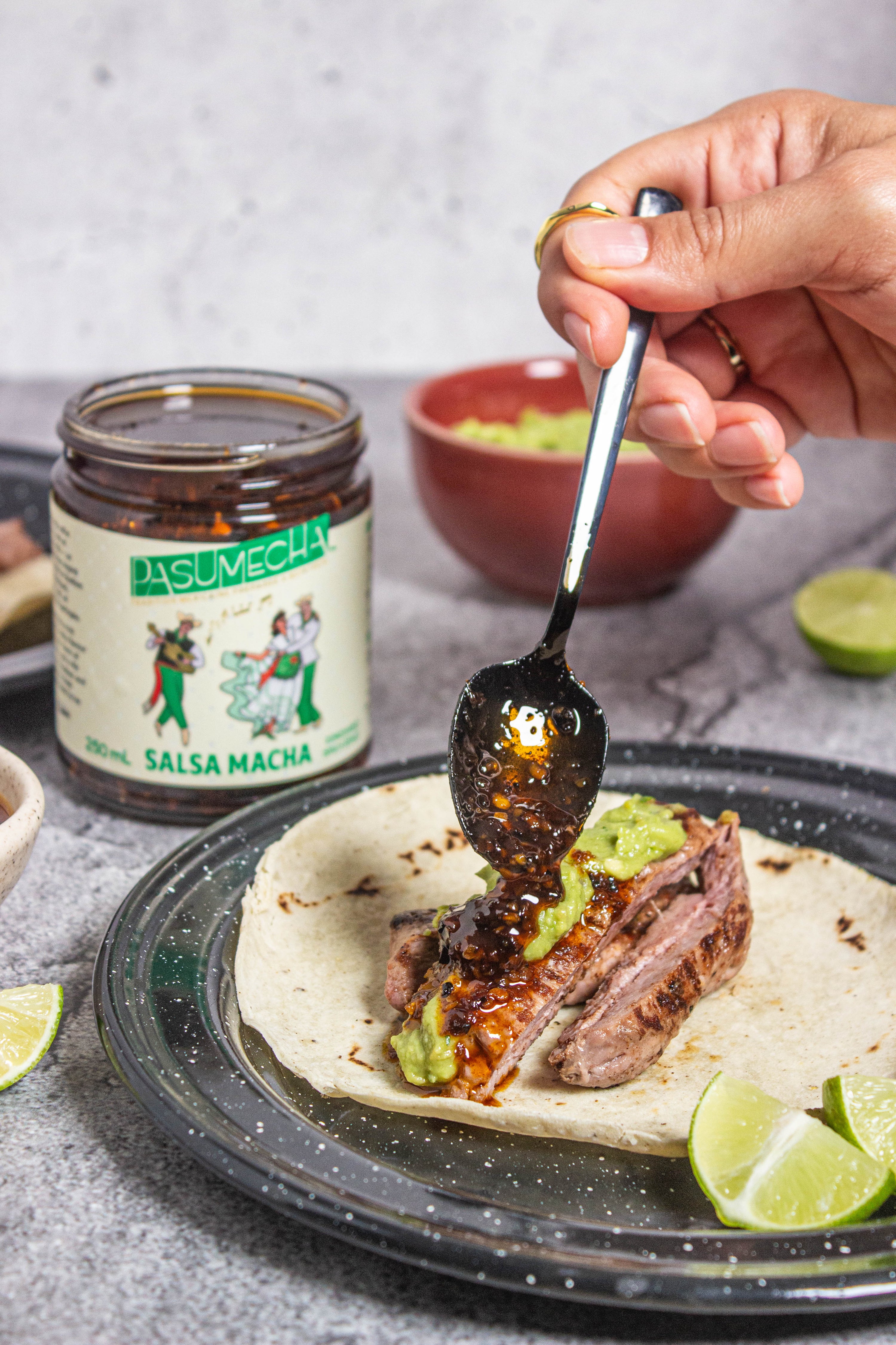 Salsa épicée avec boeuf et avocat